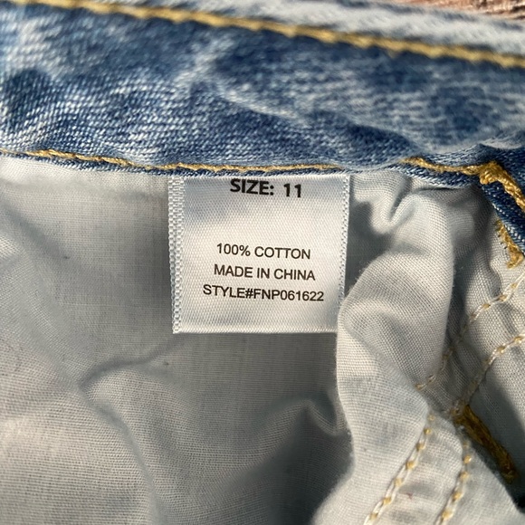 Distressed jeans - Picture 4 of 4